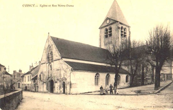 L'église vue de la rue du Dauphin