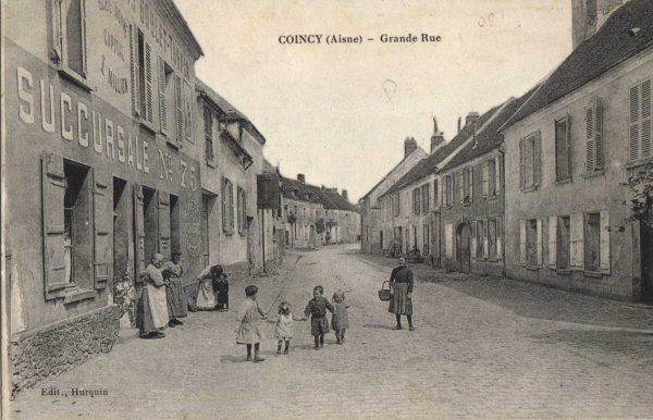 Grande Rue - les enfants devant Goulet Turpin