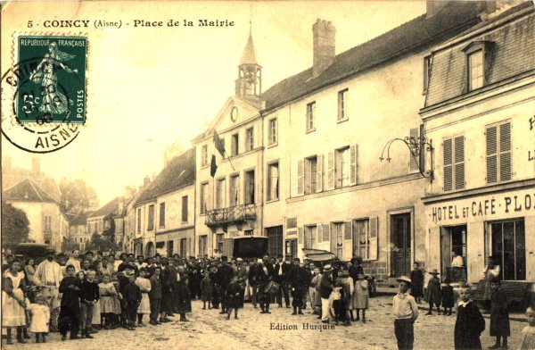 Rassemblement devant la Mairie